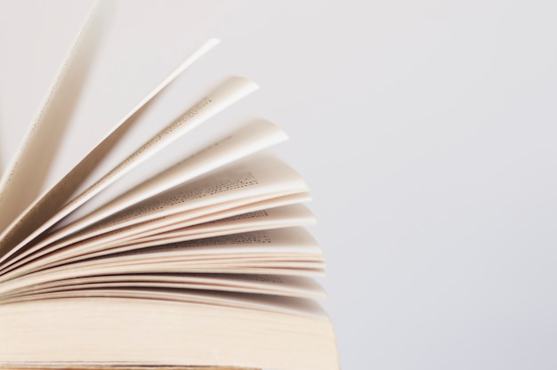 六年级上册第六单元英语42页的公告栏怎么读