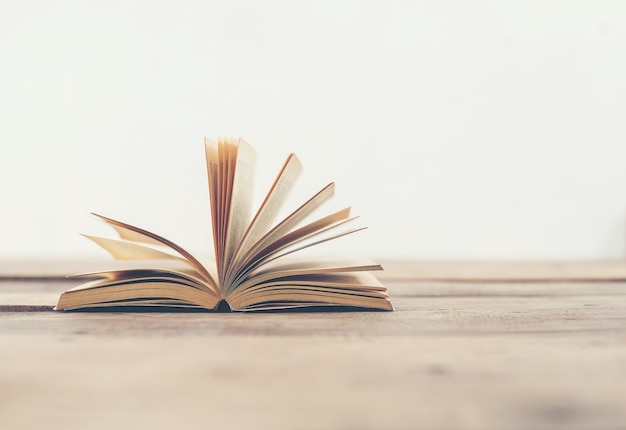 六年级上册第六单元英语42页的公告栏怎么读